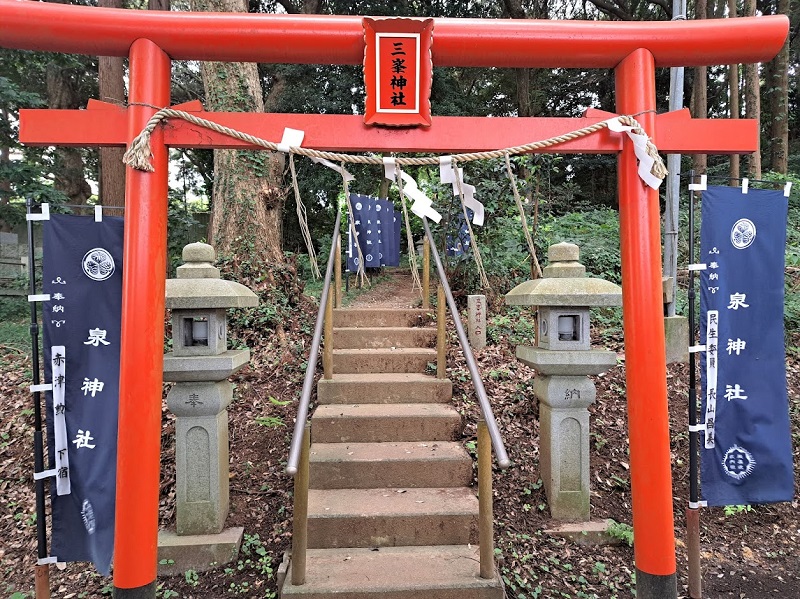 泉神社境内の三峯神社鳥居