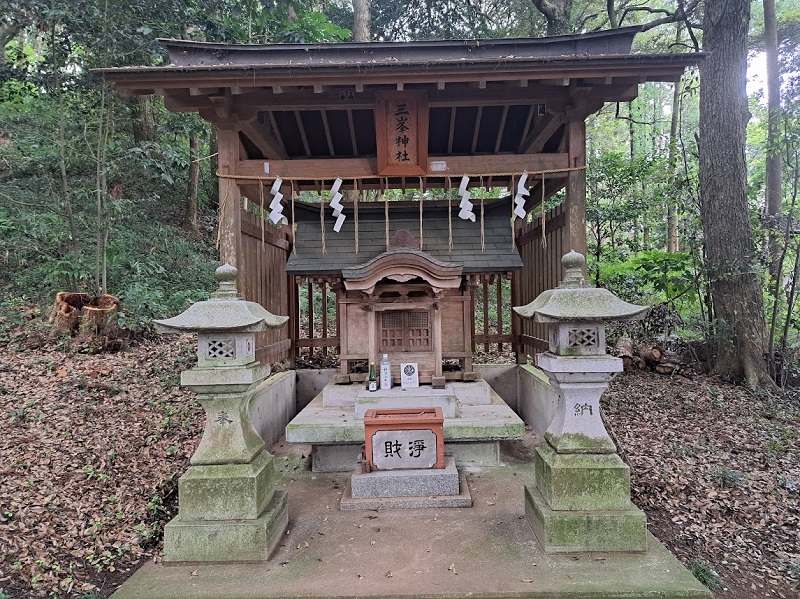 泉神社境内の三峯神社