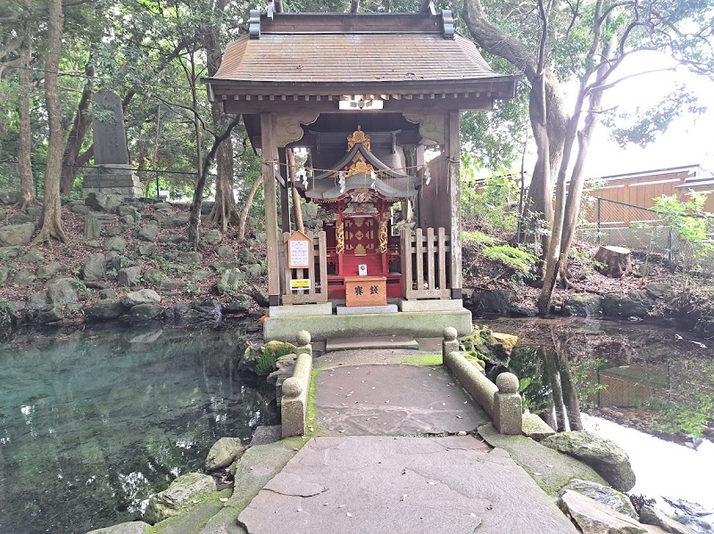 泉神社 湧水と厳島神社